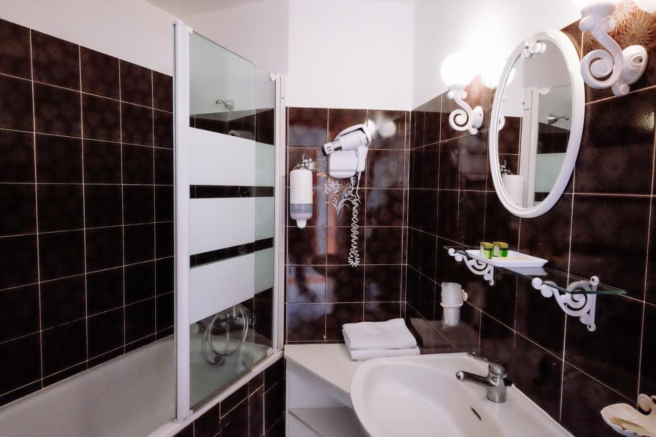 Logis Hotels - Hotel Restaurant L Enclos Donneville Экстерьер фото